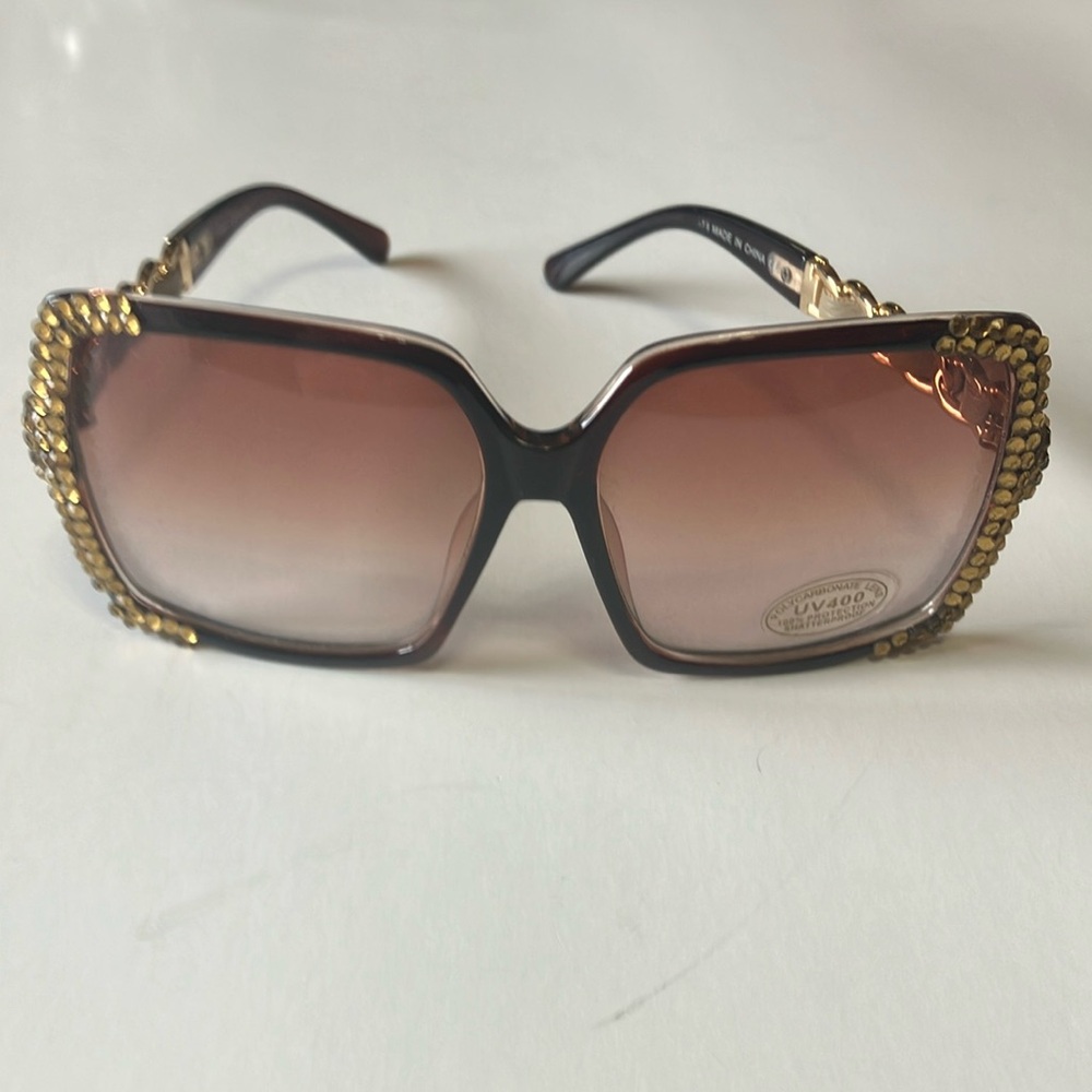 Elegant Gold-Trimmed Sunglasses
